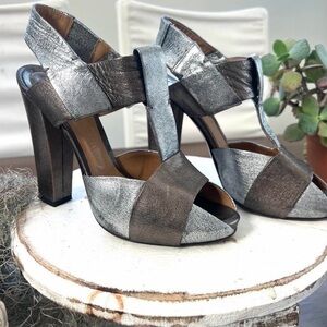 CHLOE Leather T-Strap Sandals